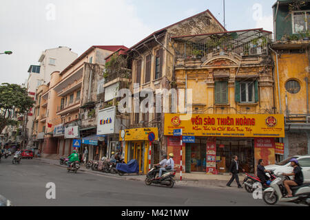 Street ed edifici nel quartiere vecchio di Hanoi, Vietnam Foto Stock