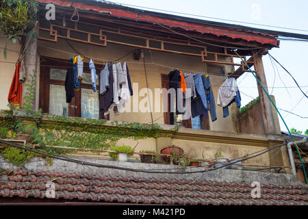 Servizio lavanderia sospesi dal balcone di casa appartamento ad Hanoi, Vietnam Foto Stock