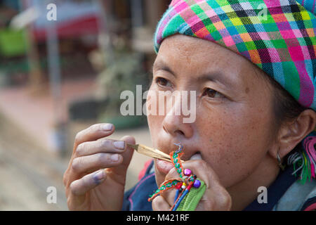 Donna della tribù Hmong in Sapa Vietnam Foto Stock