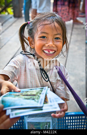 SIEM REAP, Cambogia - Nov 21, 2013: un cambogiano non identificato ragazza street venditore in Angkor Wat, Nov 21, 2013 in Siem Reap, Cambogia. Angkor è il cou Foto Stock