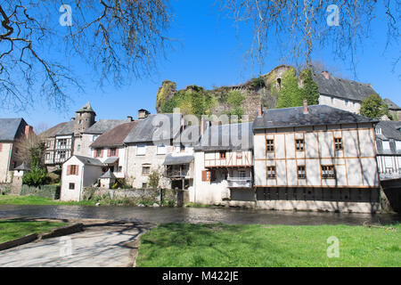 Piccolo villaggio francese Segur-Le-Chateau in Limousin Foto Stock