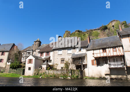 Piccolo villaggio francese Segur-Le-Chateau in Limousin Foto Stock