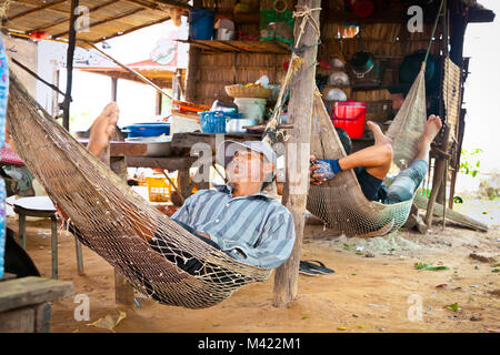 SIEM REAP, Cambogia-NOV 22, 2013: popolo cambogiano vivere accanto al lago Tonle Sap a Siem Reap, Cambogia il Nov 22, 2013. Il Tonle Sap è la più grande acque Foto Stock