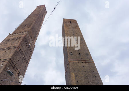 Bologna (Italia) XIII Januart 2018 - Le due principali torri medievali del centro di Bologna: Asinelli (sinistra) e Garisenda (destra) Foto Stock