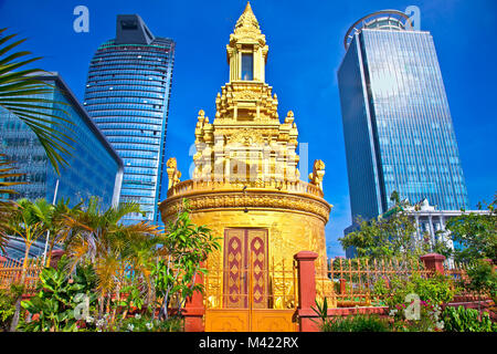 PHNOM Penh Cambogia - Dicembre 3, 2013: Ex Stupa del Buddha in Phnom Penh Cambogia. Phnom Penh è la capitale e la città più grande della Cambogia. Situato su t Foto Stock