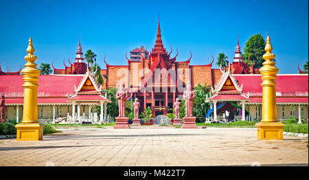 PHNOM Penh Cambogia - Dicembre 3, 2013: Ingresso del Museo nazionale di Phnom Penh Cambogia. Phnom Penh è la capitale e la città più grande della Cambogia. Locat Foto Stock