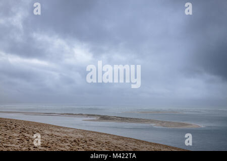 Panorama del Pilat Dune (Dune du Pilat) durante un pomeriggio nuvoloso con l'Oceano Atlantico in background. Pilat, o Duna del Pyla è la sabbia più grande du Foto Stock