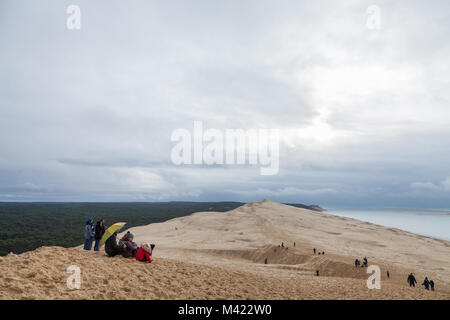 PILAT, Francia - 28 dicembre 2017: turisti scalata del Pilat Dune (Dune du Pilat) durante un pomeriggio nuvoloso. Pilat, o Duna del Pyla è la sabbia più grande Foto Stock