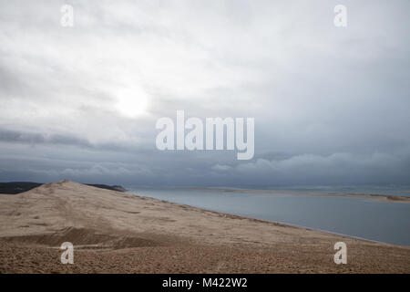 Panorama del Pilat Dune (Dune du Pilat) durante un pomeriggio nuvoloso con l'Oceano Atlantico in background. Pilat, o Duna del Pyla è la sabbia più grande du Foto Stock