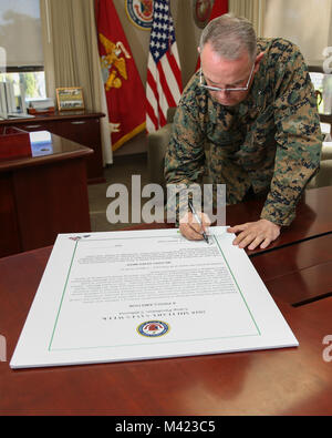 Stati Uniti Marine Corps Brig. Gen. Kevin J. Killea, Comandante Generale Marine Corps Impianti West, Marine Corps base Camp Pendleton, segni di un annuncio per militari settimana salva su Camp Pendleton, California, 8 febbraio 2018. Salva militare settimana è progettato per diffondere la consapevolezza finanziaria sulla creazione di ricchezza attraverso il risparmio di denaro e di riduzione del debito pubblico, mentre anche la focalizzazione sul nuovo miscelato sistema di pensionamento. (U.S. Marine Corps foto di Cpl Anabel Abreu-Rodriguez) Foto Stock