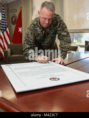 Stati Uniti Marine Corps Brig. Gen. Kevin J. Killea, Comandante Generale Marine Corps Impianti West, Marine Corps base Camp Pendleton, segni di un annuncio per militari settimana salva su Camp Pendleton, California, 8 febbraio 2018. Salva militare settimana è progettato per diffondere la consapevolezza finanziaria sulla creazione di ricchezza attraverso il risparmio di denaro e di riduzione del debito pubblico, mentre anche la focalizzazione sul nuovo miscelato sistema di pensionamento. (U.S. Marine Corps foto di Cpl Anabel Abreu-Rodriguez) Foto Stock