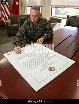 Stati Uniti Marine Corps Brig. Gen. Kevin J. Killea, Comandante Generale Marine Corps Impianti West, Marine Corps base Camp Pendleton, segni di un annuncio per militari settimana salva su Camp Pendleton, California, 8 febbraio 2018. Salva militare settimana è progettato per diffondere la consapevolezza finanziaria sulla creazione di ricchezza attraverso il risparmio di denaro e di riduzione del debito pubblico, mentre anche la focalizzazione sul nuovo miscelato sistema di pensionamento. (U.S. Marine Corps foto di Cpl Anabel Abreu-Rodriguez) Foto Stock