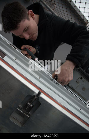 Oceano atlantico (feb. 8, 2018) Fire Controlman 1a classe Jason Pugh attribuisce un'evoluta Seasparrow Missile di una NATO lanciamissili sul missile aft deck di assalto anfibio nave USS Iwo Jima (LHD 7). L'Iwo Jima Amphibious Ready Group (ARG) è distribuito come supporto di le operazioni di sicurezza marittima e di teatro di sicurezza gli sforzi di cooperazione in Europa e il Medio Oriente. L'Iwo Jima ARG si imbarca il ventiseiesimo Marine Expeditionary Unit e include Iwo Jima, il trasporto anfibio dock nave USS New York (LPD 21), il dock landing ship USS Oak Hill (LSD 51), Fleet team chirurgico 8, Elicottero Foto Stock