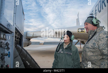 Stati Uniti Air Force Tech. Sgt. James Kieso, destra e Senior Airman Vickie Webb, equipaggio capi con la 116Manutenzione aeromobili squadrone, Georgia Air National Guard, monitorare un aria condizionata carrello utilizzato per il raffreddamento di componenti elettronici su una E-8C comune di stelle in preparazione per un lancio di mattina durante l'esercizio una lama di rasoio 18-02 a Robins Air Force Base, Ga., Febbraio 8, 2018. L'esercizio era una valutazione di fattibilità volti a valutare e misurare il Team JSTARS possibilità di implementare rapidamente e di impiegare pronti per il combattimento aviatori e airpower. Il focus dell'esercizio ruotava intorno al popolo di elaborazione, del carico e della E-8C Joi Foto Stock