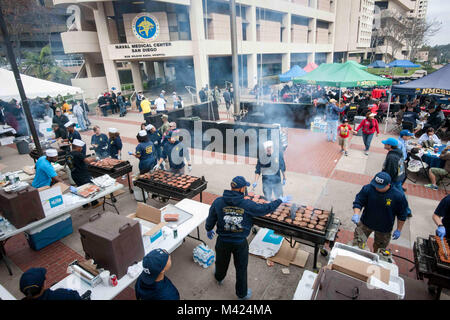 180210-N-IE405-1397 SAN DIEGO (feb. 10, 2018) Capo sottufficiali a Naval Medical Center di San Diego (NMCSD) volontario per cuocere hamburger e hot dogs al sesto convegno annuale invincibile spirito Festival. Il festival in primo piano tre ore di concerto con attore di Hollywood Gary Sinise e il tenente Dan Band, attività per bambini, palestra di roccia, cibo cucinato da Team Irvine e 149 volontari che impostare e pietanze servite all'evento. Gary Sinise e il tenente Dan Band al debutto il loro primo concerto militare a NMCSD nel 2012. (U.S. Foto di Marina di Massa lo specialista di comunicazione 2a classe Indra Beaufort) Foto Stock