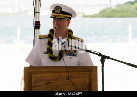 180210-N-SU468-0438 PEARL HARBOR, HI (feb. 10, 2018) posteriori Adm. Brian Fort, commander, regione marina delle Hawaii e del comandante navale gruppo superficiale medio Pacific, parla ad una cerimonia di benvenuto per i tradizionali Polinesiane a doppio scafo voyaging canoe, Hōkūle'a, che ha effettuato la prima visita alle acque di Pearl Harbor, Feb. 10. L'equipaggio di Hōkūle'a è stato accolto alla Rainbow Bay Marina dalla comunità Puʻuloa e US Navy, che ospitano la canoa durante la sua visita. La settimana di impegno a seguire includerà le visite scolastiche, pubblica dockside tours e un equipaggio parlare storia evento. Come parte del ma Foto Stock