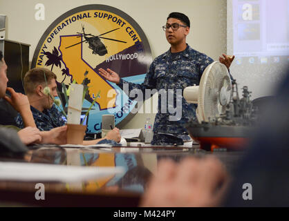 180210-N-VY375-043 BELL GARDENS, Calif. (Feb. 10, 2018) Yeoman 2a classe Arturo Magallanes, assegnato a Marina Centro Supporto Operativo (NOSC) Los Angeles, parla di riservare velisti assegnati alla maggiore area di Los Angeles presso il comando indottrinamento trapano durante il fine settimana. Il comando indottrinamento è progettata per agevolare l' adattamento del servizio dei membri e delle loro famiglie in nuovi gruppi di lavoro e ambienti di vita. (U.S. Foto di Marina di Massa lo specialista di comunicazione 2a classe Pyoung K. Yi/rilasciato) Foto Stock