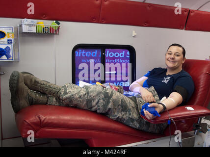 Senior Airman Brittni Wiggins, una gestione del materiale artigiano, assegnato al 152disponibilità logistica Squadron, donazioni di sangue durante il trapano, il 10 febbraio, 2018. Wiggins è stata la donazione del sangue poiché era 17 anni. Foto Stock