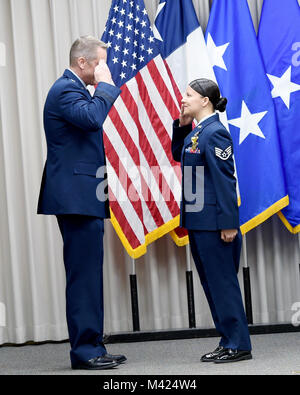 Il personale Sgt. Desiree Ng, 149Medical Group, saluta il Mag. Gen. David McMinn, comandante del Texas Air National Guard, dopo essersi aggiudicato la sua Texas eccezionale medaglia di servizio come il vincitore del sospeso sottufficiale dell'anno durante un OAY cerimonia tenutasi a Camp Mabry, Texas, il 10 febbraio, 2018. Foto Stock