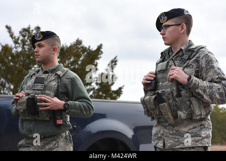 Membri assegnati al 102º Le forze di sicurezza lo squadrone di partecipare in modo attivo shooter esercizio nel febbraio 10, 2018 a Otis Air National Guard Base, messa. L'esercizio è stato progettato per simulare la natura caotica di una persona insoddisfatti entrando in una struttura su base e aprendo il fuoco. Avieri del 102º SFS ha risposto rapidamente a l'incidente e hanno lavorato insieme per cancellare le camere e isolare dove il tiratore è stato. Il 102º Ala Intelligence Ispettore Generale team ha sottolineato che il saper reagire a situazioni simili sparatutto attivo è di importanza cruciale per tutti i membri sulla base. Foto Stock