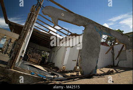 MAYAGÜEZ, Puerto Rico, 19 Gennaio 2018 - Questa casa a El Maní è stata gravemente colpita da Río Grande de Añasco e l'Onda di tempesta causata dall' uragano María. Nuovo rischio di alluvioni aree sono state identificate in Puerto Rico e le informazioni sono state utilizzate per generare mappe di consulenza, per comprendere meglio il rischio di alluvione. Essa servirà come strumento per il National Flood Insurance Program (NFIP) europee di fornire i superstiti con accesso a una gamma di rischio di alluvione prodotti per prevenire i danni causati dalle inondazioni. FEMA/Yuisa Ríos Foto Stock