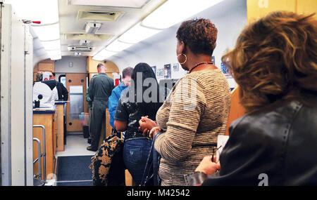 Patroni del Marine Corps base Quantico linea fino all'interno della DMV 2 Go van in attesa di assistenza. (Foto di Jeremy Beale) Foto Stock