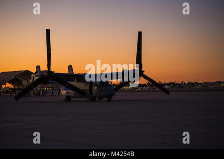 Un MV-22B Osprey siede sulla linea di volo a bordo del Marine Corps Air Station Yuma, Ariz., 23 gennaio, 2018. Il Falco pescatore è un multi-missione, inclinazione rotore i velivoli militari da trasporto a decollo ed atterraggio verticali (VTOL) Capacità e breve decollo ed atterraggio (STOL) funzionalità. (U.S. Marine Corps foto scattata da Cpl. Isaac D. Martinez) Foto Stock