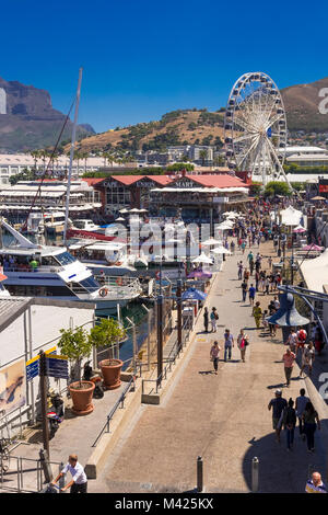 V&A Waterfront, Città del Capo, Sud Africa, mostrando Cape Unione Mart, la ruota del Capo con Table Mountain in background. Foto Stock