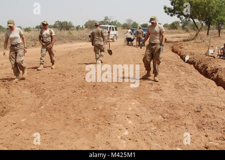 Task Force Darby i soldati del primo battaglione, 87th Reggimento di Fanteria, 1° Brigata Team di combattimento, decimo Montagna divisione, TF Darby aviatori e aria camerunese Base 301 aviatori partecipare all'Do-Nou progetto stradale 25 gennaio vicino alla posizione di contingenza Garoua, Camerun. Il progetto utilizza sacchi di sabbia per riparare le strade che tendono a lavare durante la stagione delle piogge. I leader locali testimonianza anche il progetto per vedere se il metodo Do-Nou può essere utile per la propria strada i progetti di riparazione. TF Darby soldati sono in servizio in un ruolo di supporto per i militari del Camerun nella lotta contro i violenti organizzazione estremista Boko H Foto Stock