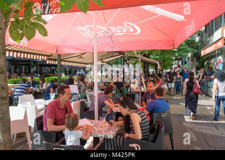Sofia, Bulgaria - persone nei caffè dell'elegante viale Vitosha, in Europa Foto Stock