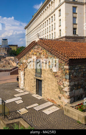 Chiesa di San Petka del Saddlers, un medievale chiesa ortodossa bulgara con le rovine romane in background, centro di Sofia, Bulgaria, Europa Foto Stock