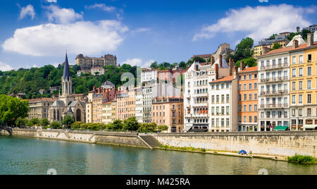 Vecchi edifici della città sul fiume Rodano, Lione, Francia Foto Stock