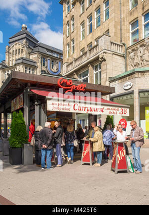 Currywurst - Tedesco Hot Dog - stallo in Monckebergstrasse, la strada principale dello shopping di Amburgo, Germania Foto Stock