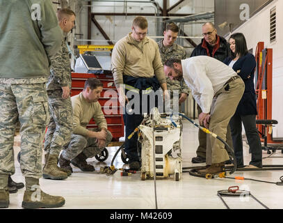 Justin Smoak, Samson corda application engineering manager, Ferndale, nello Stato di Washington, osserva come il verricello sintetico avanzamenti riga in un C-17 Globemaster III gruppo del verricello, Gennaio 30, 2018 Alla Dover Air Force Base, Del. Smoak guardato i manutentori allegare e avvolgere il cavo sul verricello mentre cerca di eventuali potenziali problemi. (U.S. Air Force Foto di Roland Balik) Foto Stock