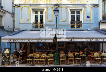 La gente seduta in un tradizionale francese cafe au rocher de Cancale su Rue Montorgueil street a Parigi, Francia. Foto Stock
