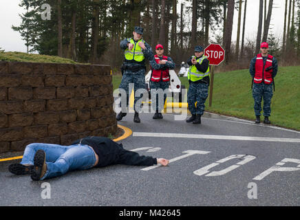 180207-N-KH214-0025 Oak Harbor, nello Stato di Washington (7 febbraio 2018) Naval Air Station (NAS) Whidbey Island base le forze di sicurezza di neutralizzare un bersaglio ostili pur partecipando in un scenario di trapano per l annuale anti-terrorismo esercizio Curtain-Citadel solida protezione (SC-CS) sulla Whidbey Island. SC-CS Cortina solido/Cittadella Shield è un anti-terrorismo e protezione forzata esercizio condotta dalla marina impianti che rientrano negli Stati Uniti continentali per assicurare che la marina è pronto per rispondere alle mutevoli e minacce dinamiche a tutti i tempi.(STATI UNITI Foto di Marina di Massa lo specialista di comunicazione 2a classe Scott Wood/Relea Foto Stock