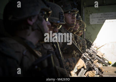 Stati Uniti Marines con Kilo Company, Battaglione Team di atterraggio (BLT), 3° Battaglione, 1° Reggimento Marine a prepararsi per un assalto esercizio su Camp Pendleton, California, Gennaio 31, 2018. BLT 3/1 è tattiche di raffinazione, le tecniche e le procedure applicabili alle operazioni raid al fine di migliorare la loro capacità di condurre operazioni expeditionary mentre distribuito. (U.S. Marine Corps foto di Cpl. Danny Gonzalez) Foto Stock