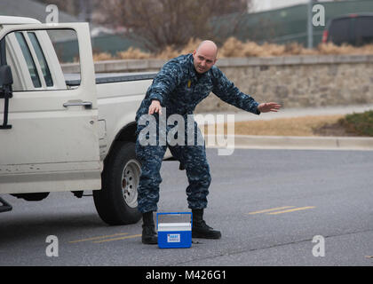 Master-at-Arms 2a classe Michea Luther segue i comandi del supporto navale attività securit Bethesda personale durante la cittadella scudo 2018 Supporto navale attività di Bethesda Bethesda, Maryland il 1 febbraio 2018. La pratica lo scenario era parte di una serie di esercizi per impostare e riprodotti nel corso della giornata per aiutare il personale di partecipanti 'treno come noi lotta' in risposta alle minacce alla sicurezza. Cittadella Cortina Shield-Solid sono annuali anti-terrorismo forza di protezione esercitazioni svolte nel corso di due settimane consecutive. Ciascun prodotto è progettato per garantire la massima disponibilità del personale e delle forze di sicurezza a de Foto Stock