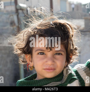 Una giovane ragazza irachena in posa per una foto vicino a una scuola primaria in Aski Mosul, Iraq, nov. 3, 2017. Locali residenti iracheno offrire cibo fatto in casa agli iracheni federale degli ufficiali di polizia e esercito italiano soldati assegnati al 3° Reggimento Alpini, distribuito come supporto di funzionamento inerenti risolvere, durante un esercito italiano e scuola iracheno funzionari durante una chiave del leader di innesto e gli affari civili valutazione presso una scuola primaria in Aski Mosul, Iraq, nov. 3, 2017. L ampiezza e la diversità dei partner della coalizione dimostra il livello globale e unified obiettivo di sconfiggere ISIS in Iraq e la Siria. CJTF-funzione OIR è il global COA Foto Stock