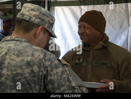 Il comando Sgt. Principali Craig Owens, il comando sergente maggiore per il duecentesimo della Polizia Militare comando, passa attraverso la linea di servizio della 530th MP battaglione mobile della tenda cucina Febbraio 3, 2018 in Camp Ashland, Nebraska. Il 530th MP Bn., sotto il duecentesimo MPC, sono uno dei quattro finalisti in rappresentanza di Stati Uniti La riserva di esercito di competere nel dipartimento dell'esercito di Philip A. Connelly Awards Program per eccellenza dell'esercito in servizio di ristorazione. (U.S. Foto dell'esercito da Sgt. 1. Classe Carlos J. Lazo) Foto Stock