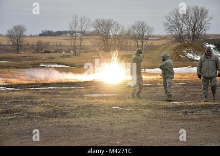 114le forze di sicurezza Squadron membri distribuire massa simulatori di burst durante il corso di formazione in un campo nei pressi di Joe Foss Campo, S.D. Febbraio 3, 2018. Massa simulatori di burst sono utilizzati nell'ambiente di formazione per preparare al meglio i membri per il mondo reale scenari e per contribuire a valutare il corretto misure reazionarie. (U.S. Air National Guard foto di Tech. Sgt. Luke Olson) Foto Stock