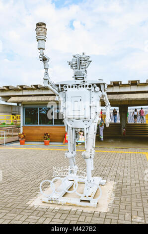 Foz do Iguacu, Brasile - 08 Gennaio 2018: Acciaio robot fatto di molti pezzi riutilizzati per l'accoglienza dei turisti per vedere la Itaipu dam. Foto Stock