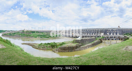 Foz do Iguacu, Brasile - 08 Gennaio 2018: vista panoramica di Itaipu dam struttura in calcestruzzo. Un enorme binacional impianti di alimentazione di energia pulita e rinnovabile Foto Stock