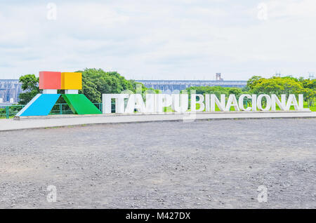 Foz do Iguacu, Brasile - 08 Gennaio 2018: Grande logo di Itaipu dove i turisti possono scattare foto sul Itaipu dam. Foto Stock