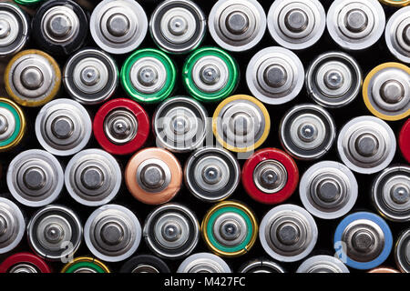 Angolo di Alta Vista di diverso tipo di batterie utilizzate Foto Stock