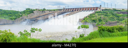 Foz do Iguacu, Brasile - 08 Gennaio 2018: vista panoramica di Itaipu dam struttura in calcestruzzo con i cancelli aperti e un enorme flusso di acqua che passa t Foto Stock