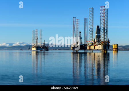 Piattaforme petrolifere ormeggiate a Cromarty Firth viste dalla città di Cromarty sulla Black Isle a Ross e Cromarty, regione delle Highland, Scozia Foto Stock