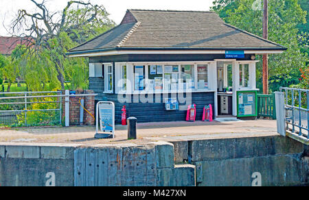 Hampton Inn East Molesey, Molesey Lock, bloccare i detentori capanna, Fiume Tamigi, Surrey in Inghilterra, Foto Stock