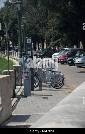 Una fila di cicli a Verona stazione Bike, Verona Italia. Foto Stock