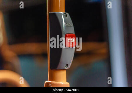 Close up tipica di un pulsante di arresto rosso su un bus, Devon, Regno Unito. Feb 2018. Foto Stock